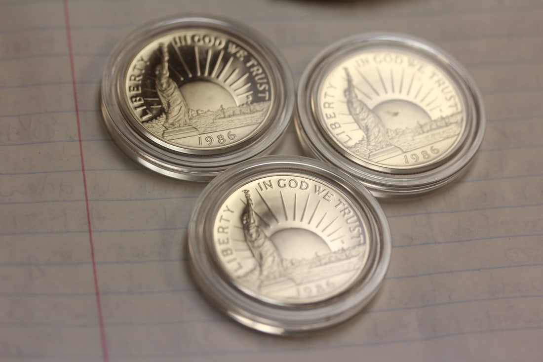 Lot of 3 1986 Liberty Coins: clad