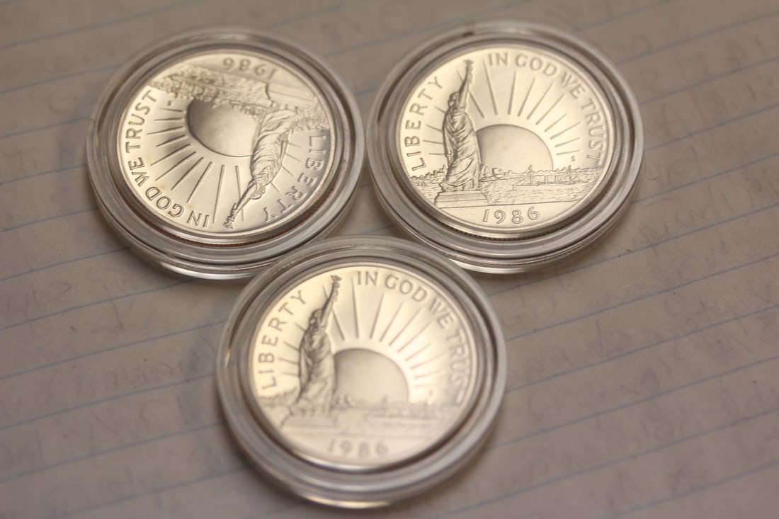 Lot of 3 1986 Liberty Coins: clad
