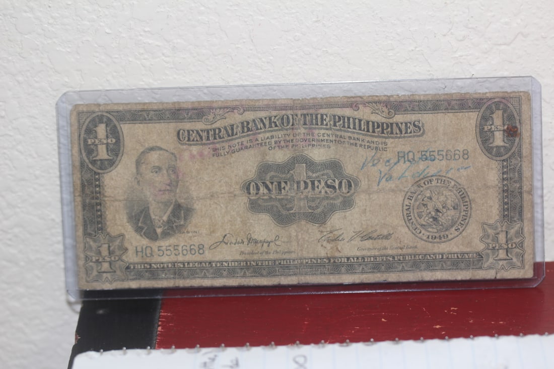 1940's Phillipine One Peso Bank Note (1 of 2)