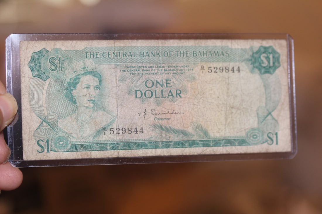 Bahamas One Dollar Note (1 of 2)