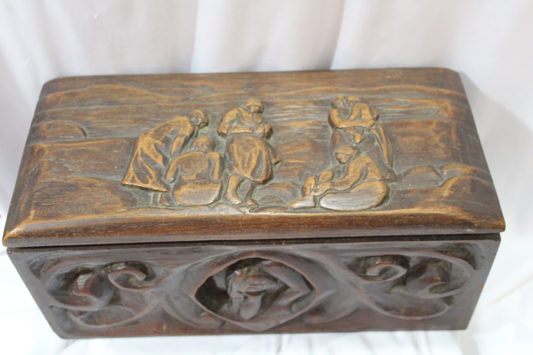 An Antique/Vintage Carved Box - 2