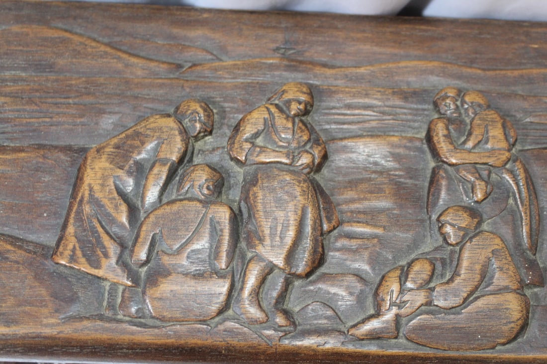 An Antique/Vintage Carved Box - 3