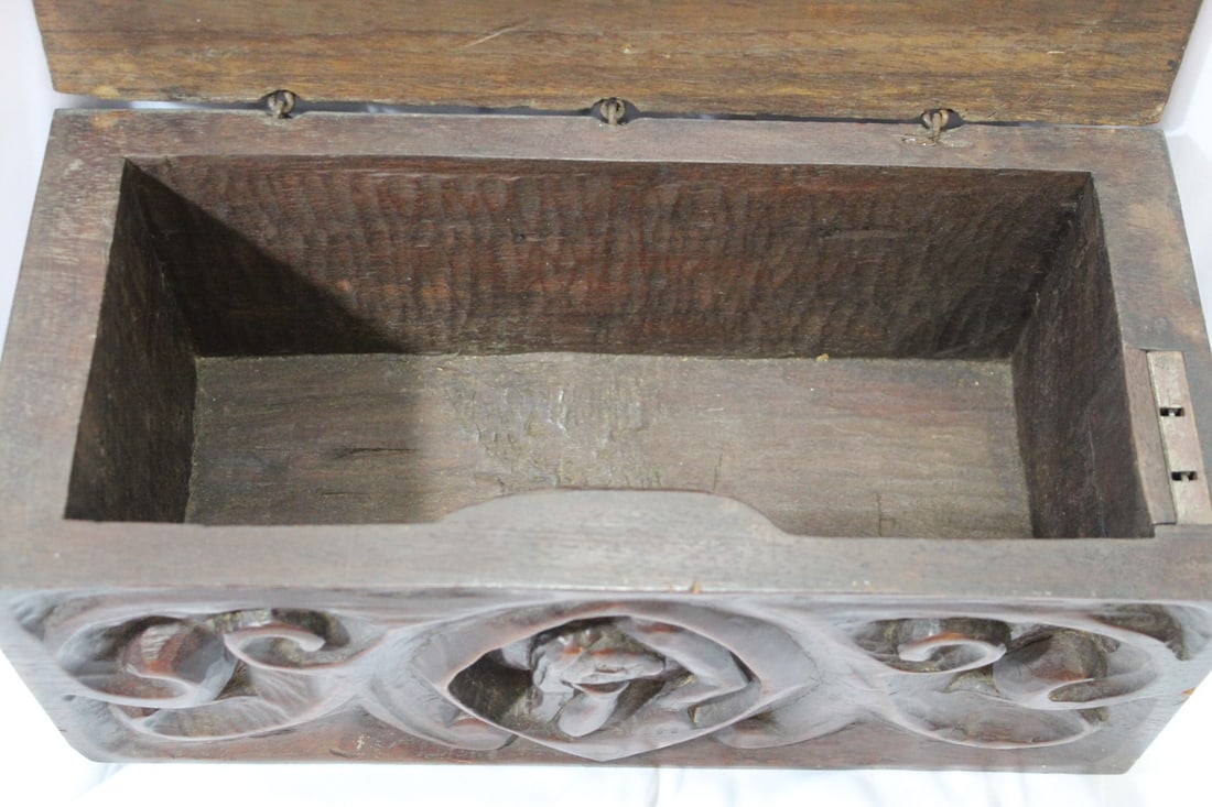 An Antique/Vintage Carved Box - 4