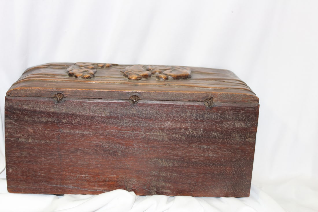 An Antique/Vintage Carved Box - 7