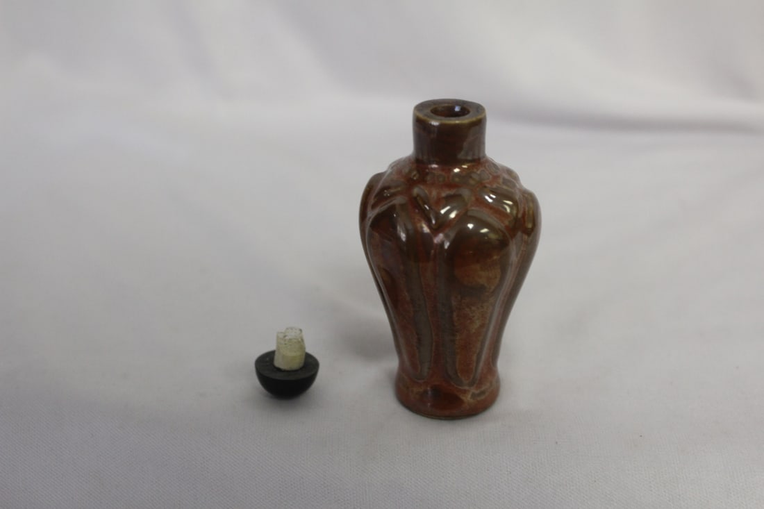A Chinese Porcelain Snuff Bottle - 2