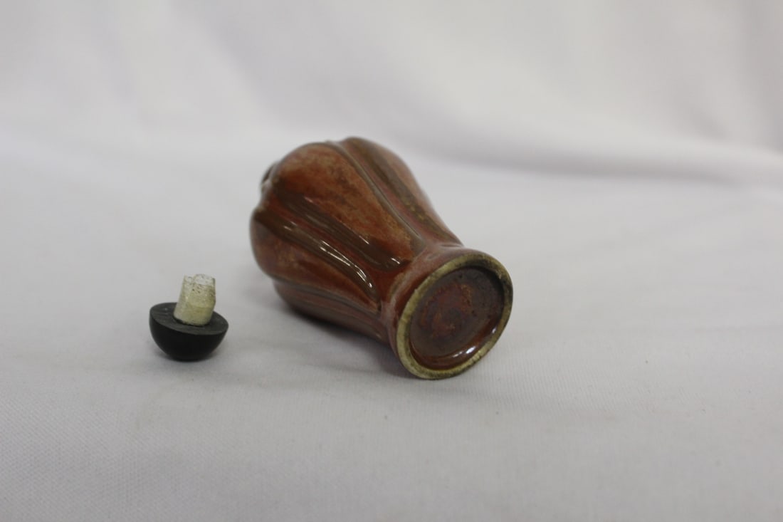 A Chinese Porcelain Snuff Bottle - 4