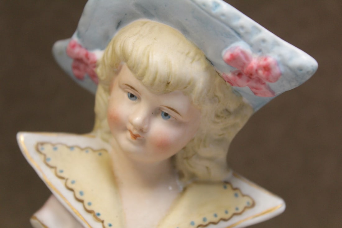 Lot of Two Bisque Ceramic Figurines - 4