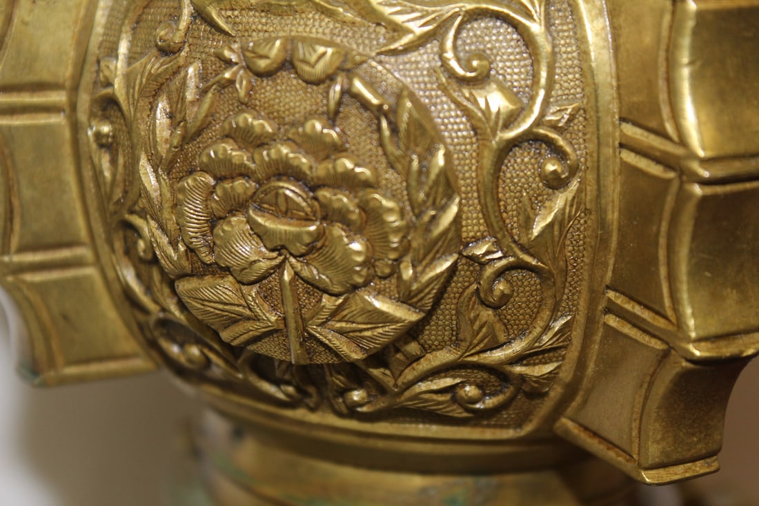 A Chinese Bronze Urn on Stand - 2