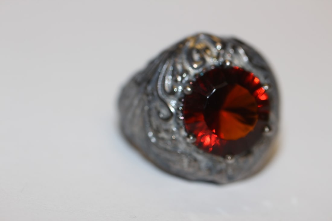 A Sterling and Red Stone Ring - 2