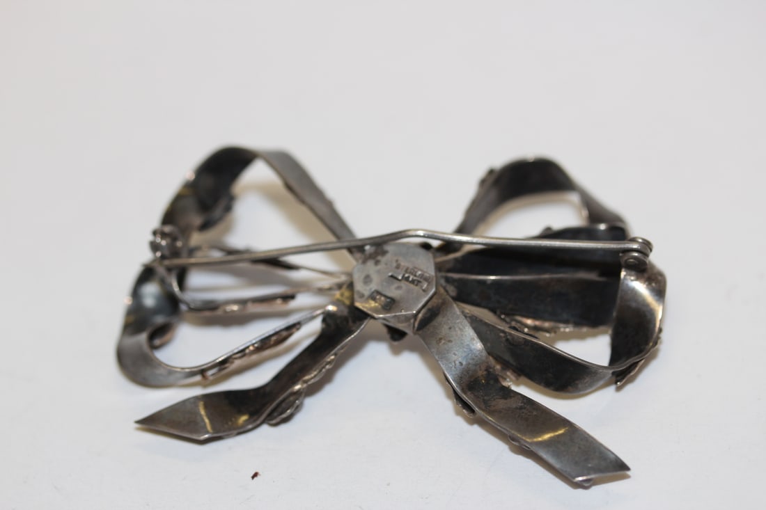 A Sterling Bow Brooch - 3