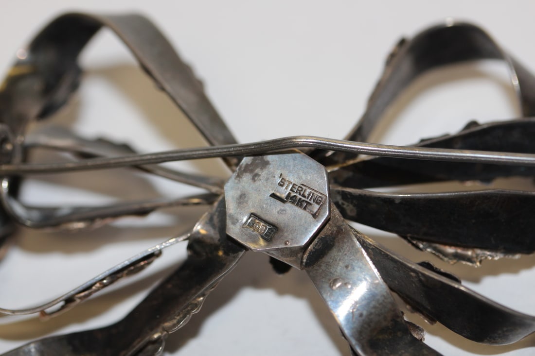 A Sterling Bow Brooch - 4
