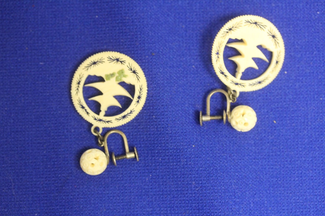 A Pair of Chinese Bone Earrings - 2