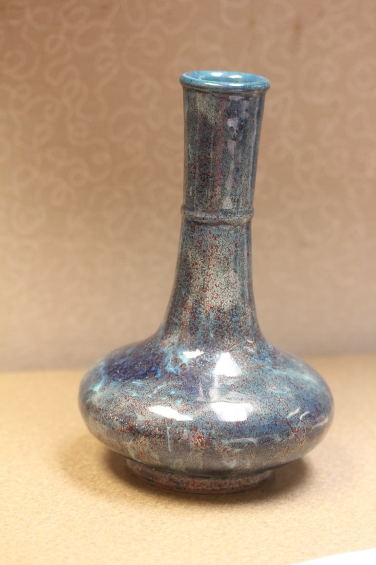Squad vase: antique Chinese flame design, most likely late 19th to early 20th century, 7 3/8" tall