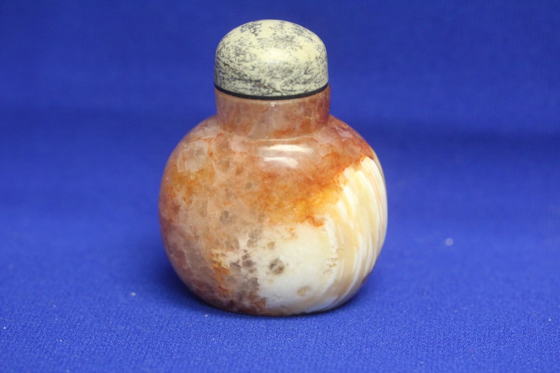 Chinese Gemstone Snuff Bottle: 3 inches tall