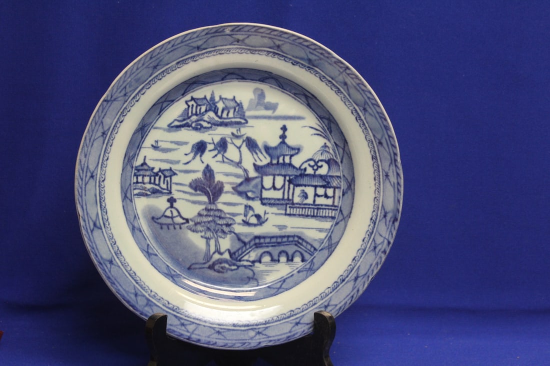 Antique Chinese Canton Plate: 9 3/4" in diameter