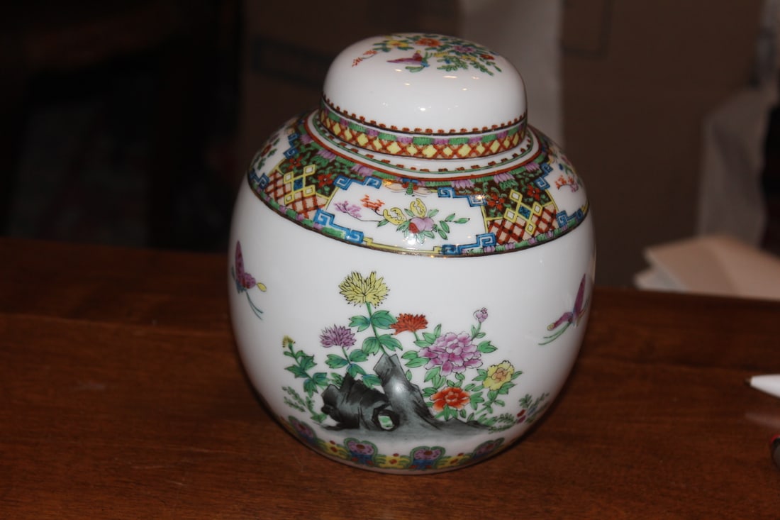 Chinese Rosemedallion Ginger Jar: 6 1/4" tall