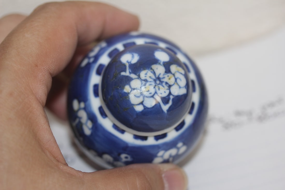 Small Chinese Porcelain Jar - 2