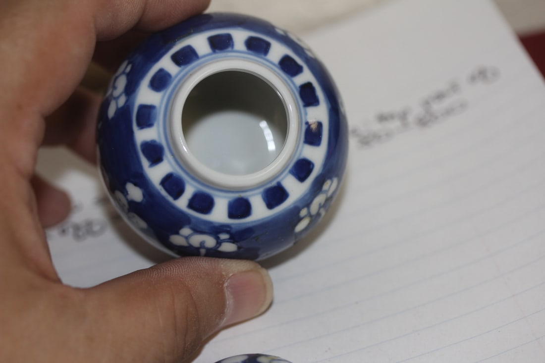 Small Chinese Porcelain Jar - 4