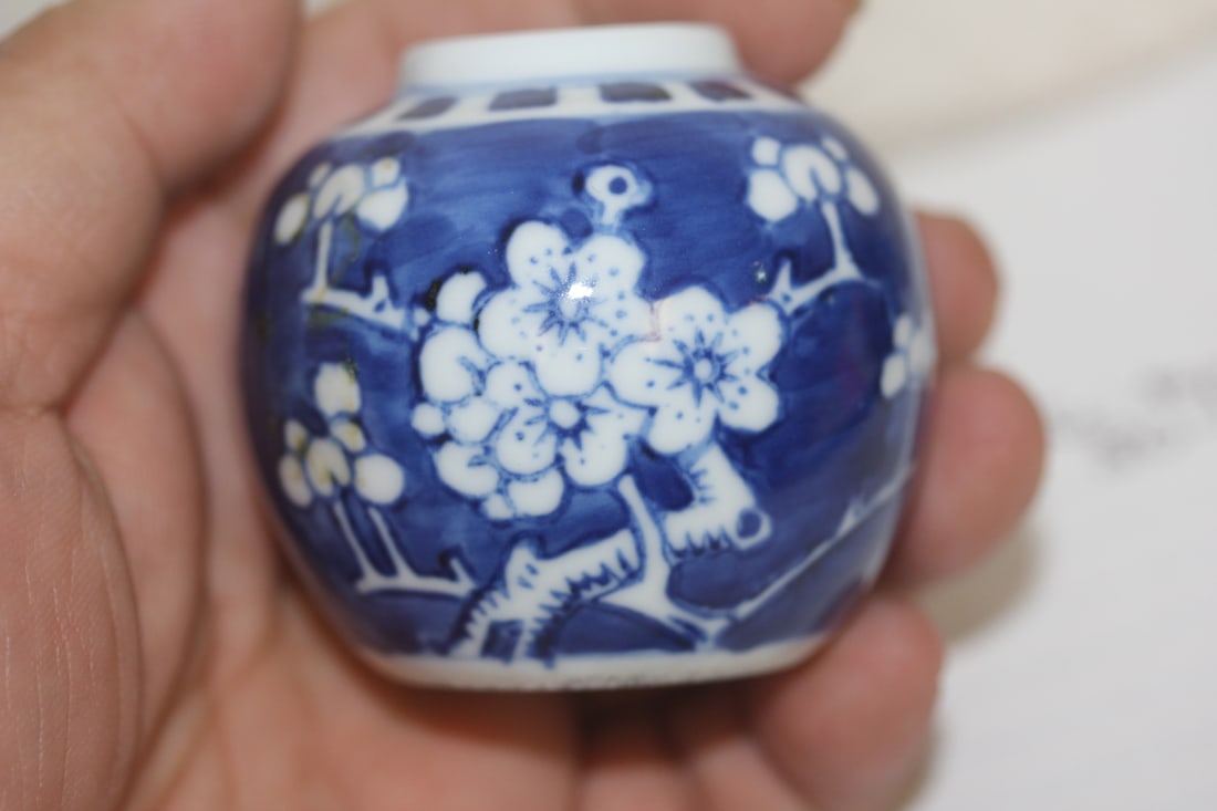 Small Chinese Porcelain Jar - 7