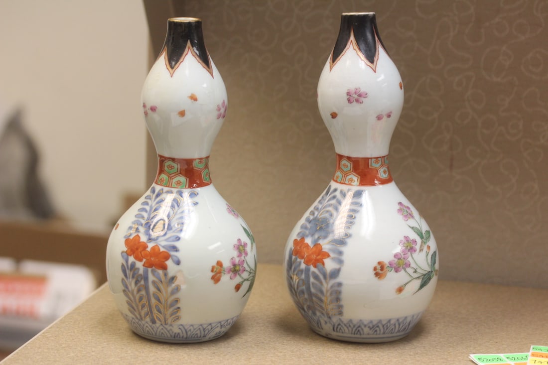 Pair of Antique Japanese Imari Gourd Form Vase - 4
