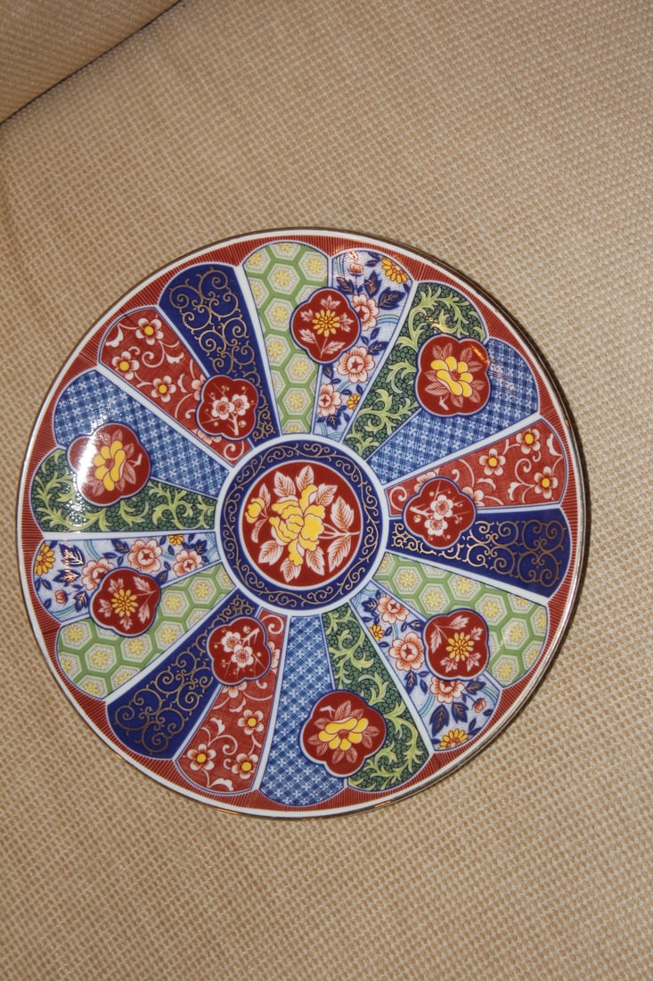 Signed Japanese Imari Plate: 8 1/4" in diameter