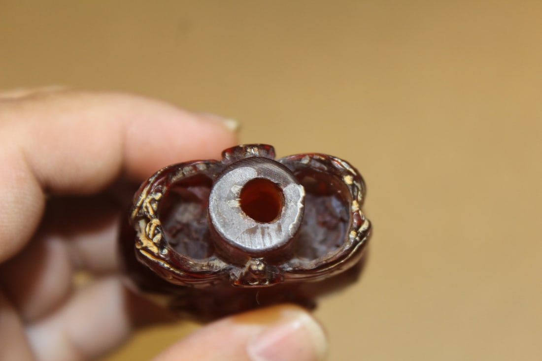 Chinese Amber Carved Bat Snuff Bottle - 3