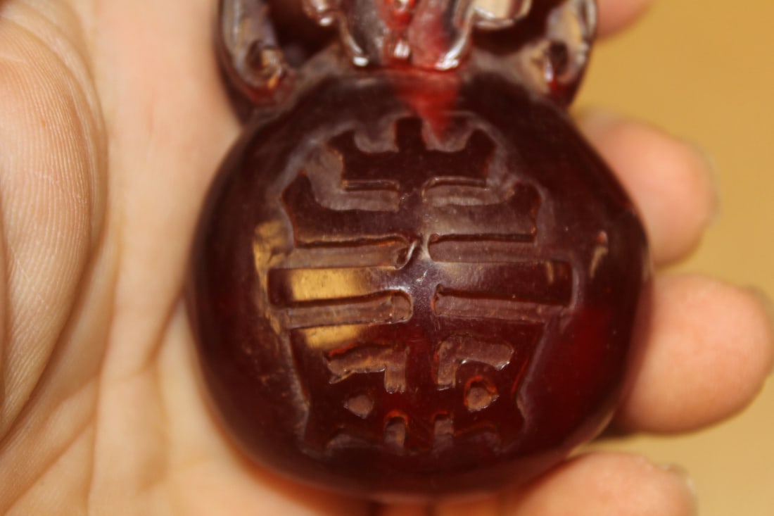 Chinese Amber Carved Bat Snuff Bottle - 5