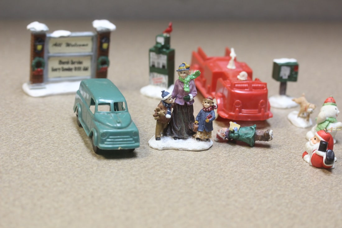 Lot of Little Ornaments and Plastic Toys: as one lot