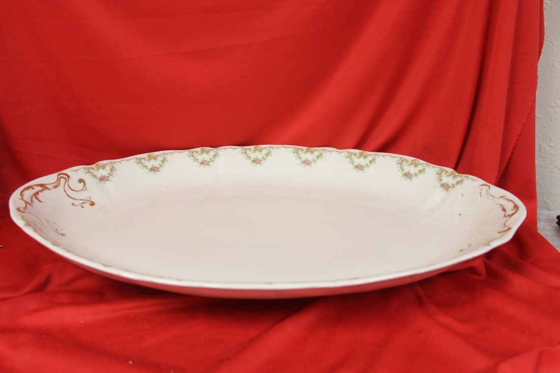A Syracuse China Platter: 19" in diameter