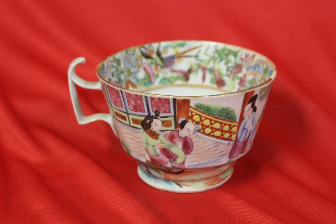 A Chinese Export Rose Medallion Cup: 19th century - 2 1/2" tall