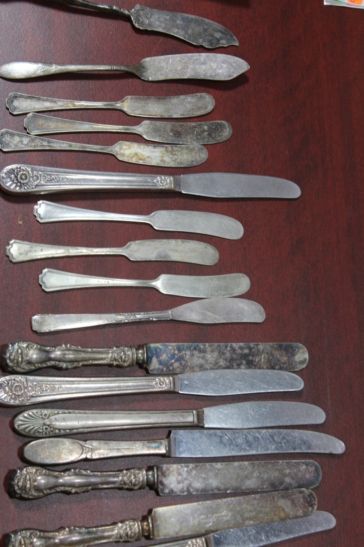 A Large Lot of Silverplated Knives: 21 pieces - different patterns and sizes - as shown
