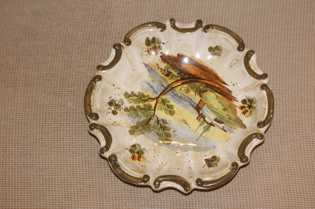 Decorative Pottery Plate: 7 1/2" in diameter