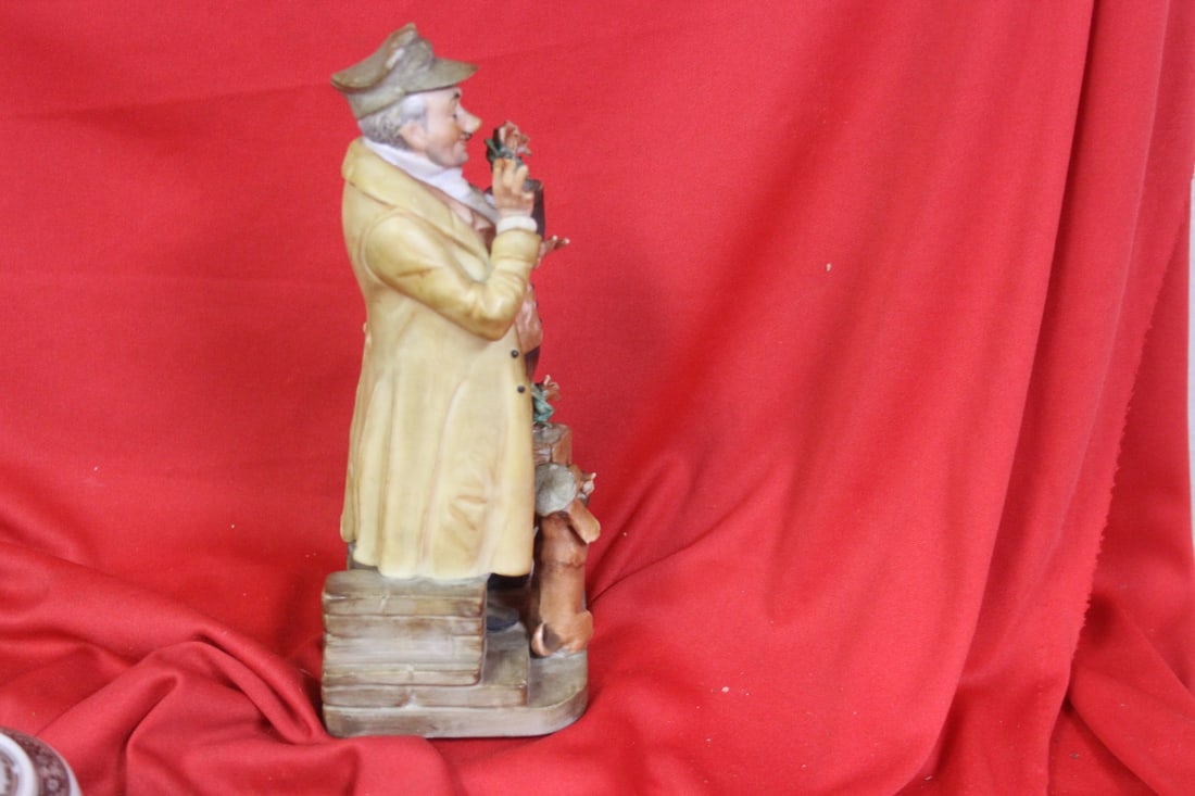 A Well Carved Porcelain Figurine - 2