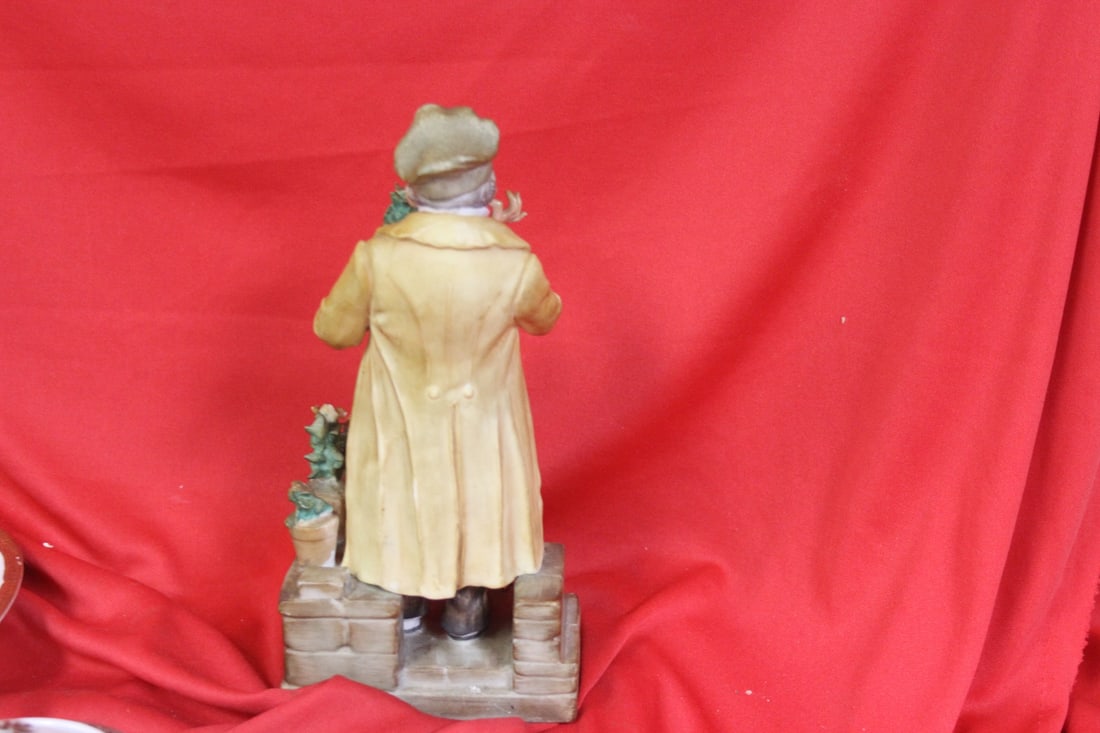 A Well Carved Porcelain Figurine - 3