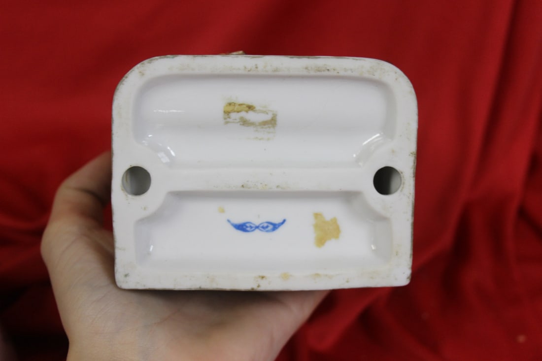 A Well Carved Porcelain Figurine - 5