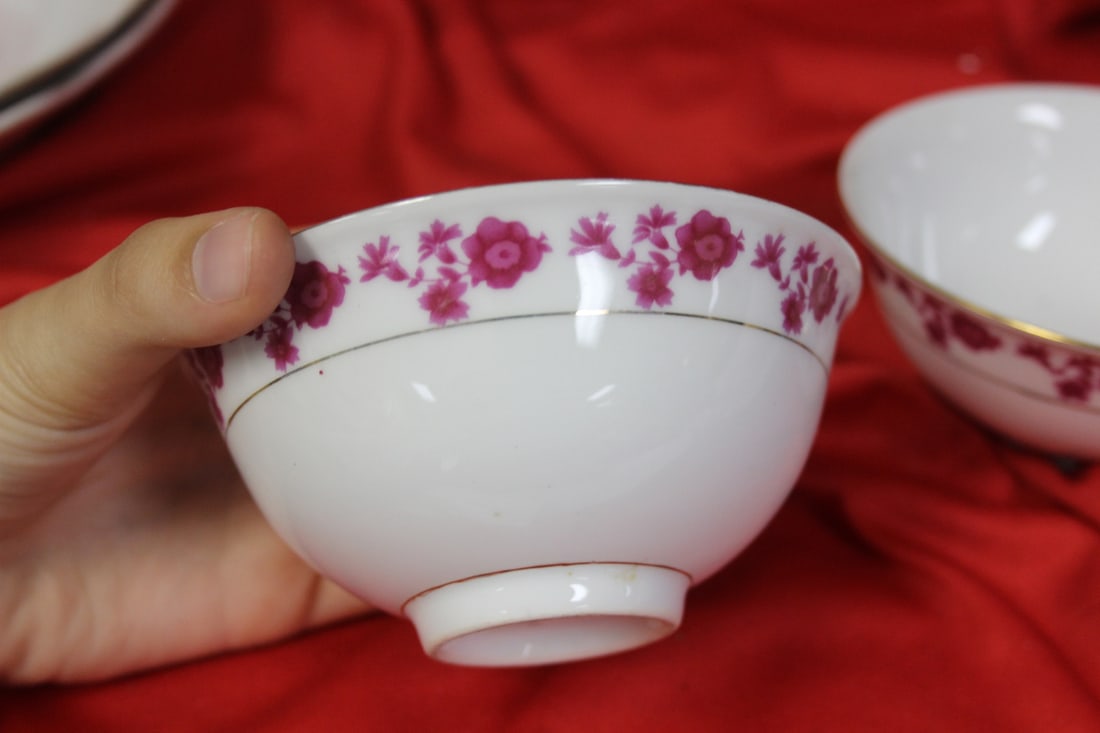 Lot of Two Chinese Export Bowls - 2