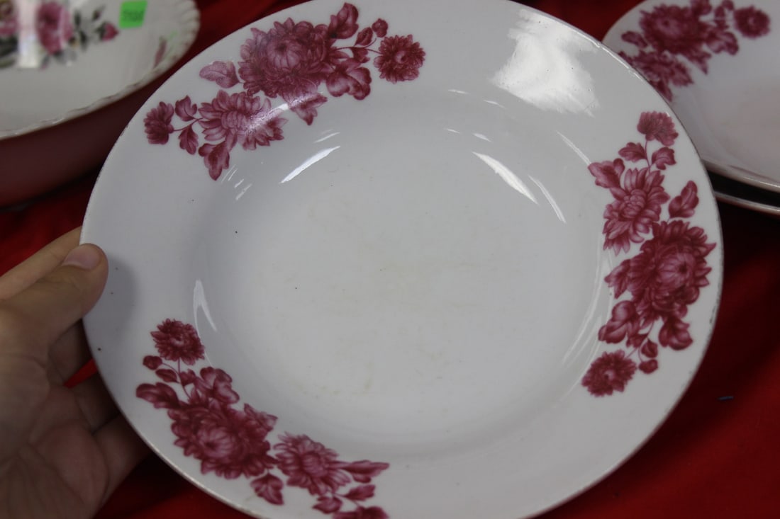 Lot of Three Chinese Export Soup Bowl: each 8 1/4" in diameter