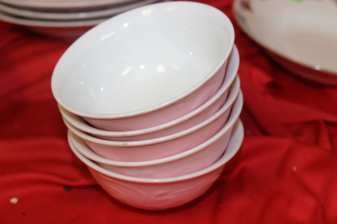 Set of 5 Chinese Export Bowls: each measures 4 1/2" in diameter