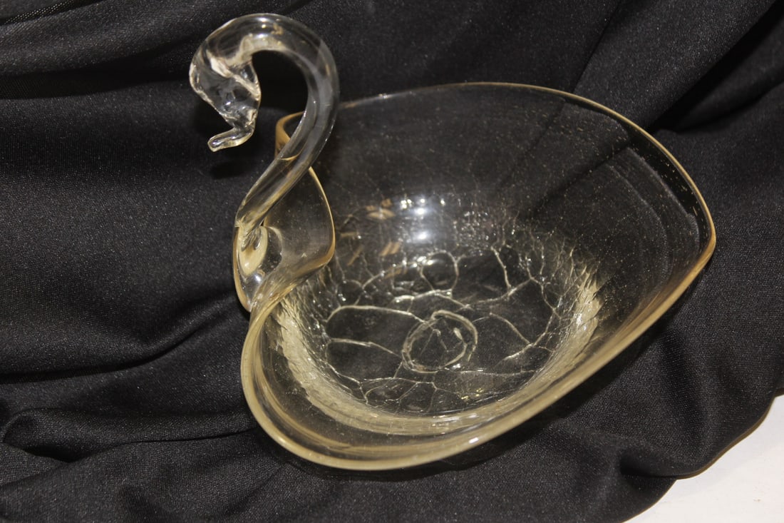 A Swan Shape Crackle Glass Bowl - 2