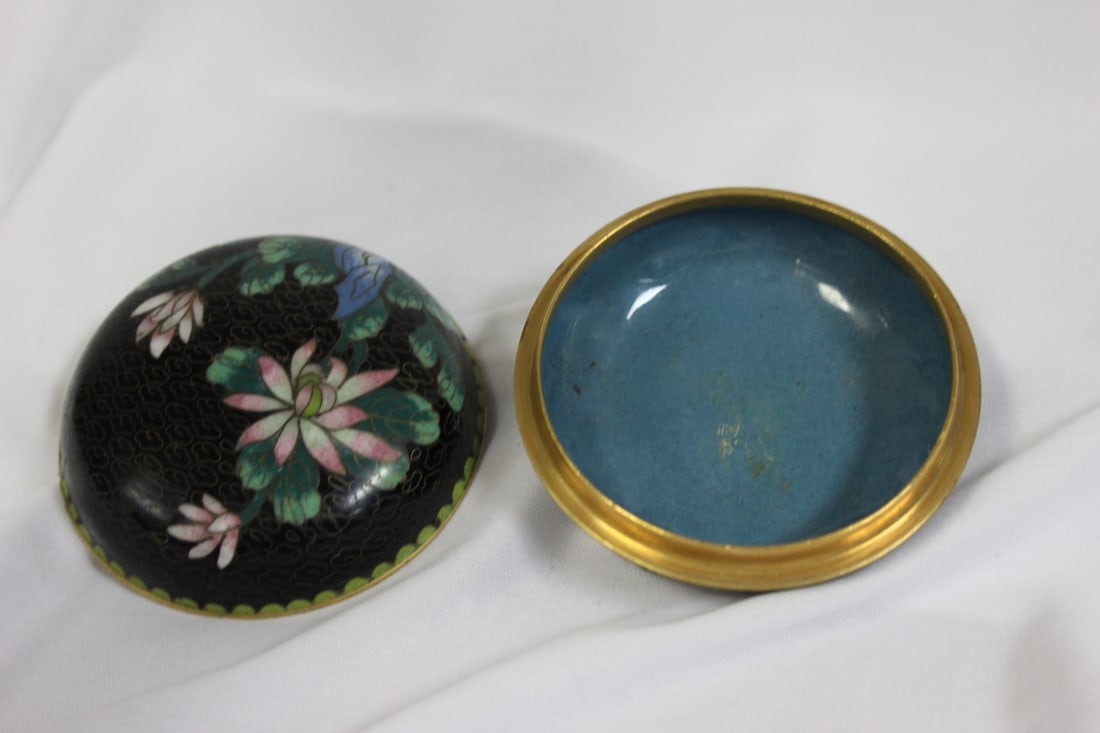 A Chinese Cloisonne Round Box - 4