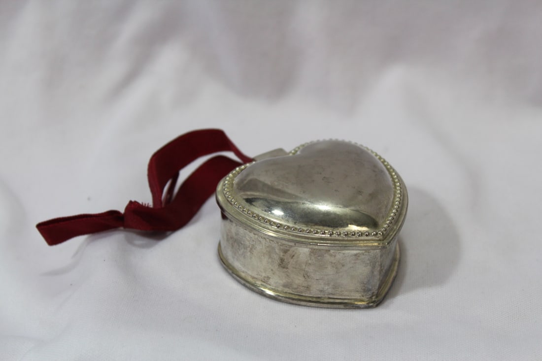 A Heart Shape Metal Trinket Box - 2