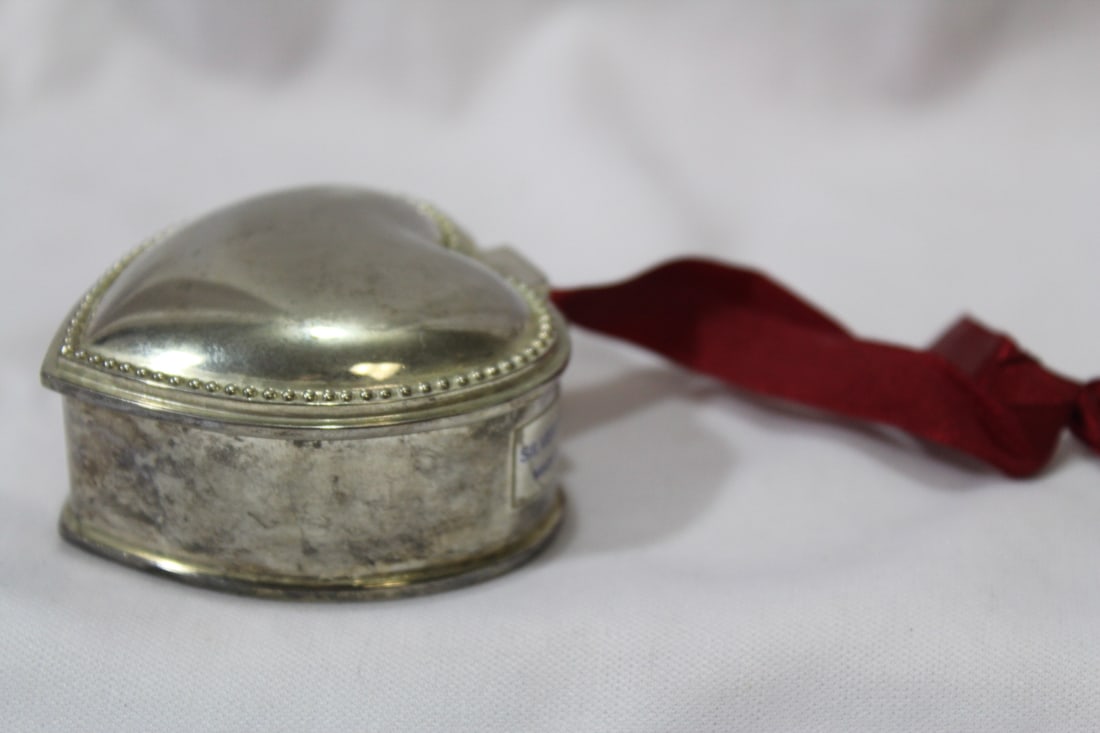 A Heart Shape Metal Trinket Box - 3