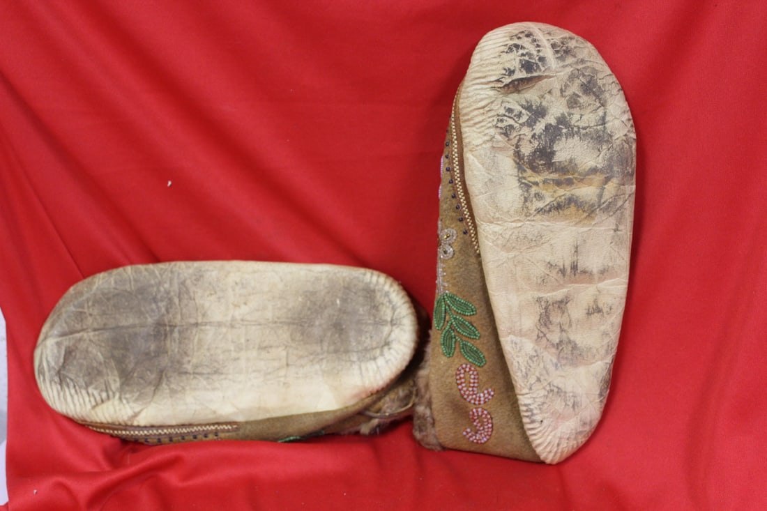 A Pair of Native American Indian Mocassin Suedes - 2