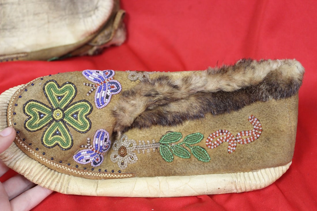 A Pair of Native American Indian Mocassin Suedes - 3