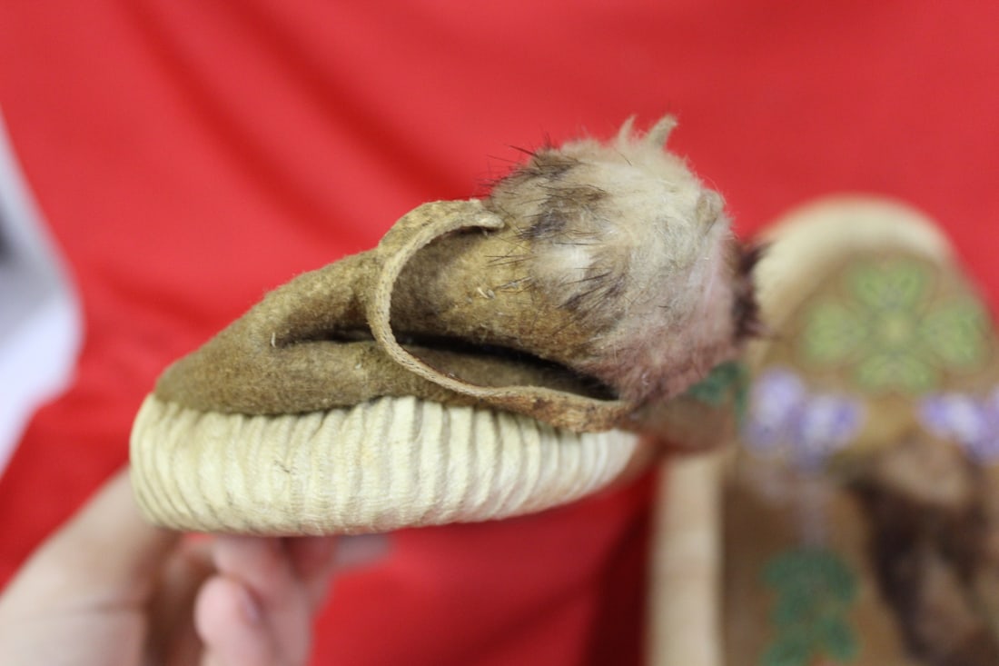 A Pair of Native American Indian Mocassin Suedes - 4