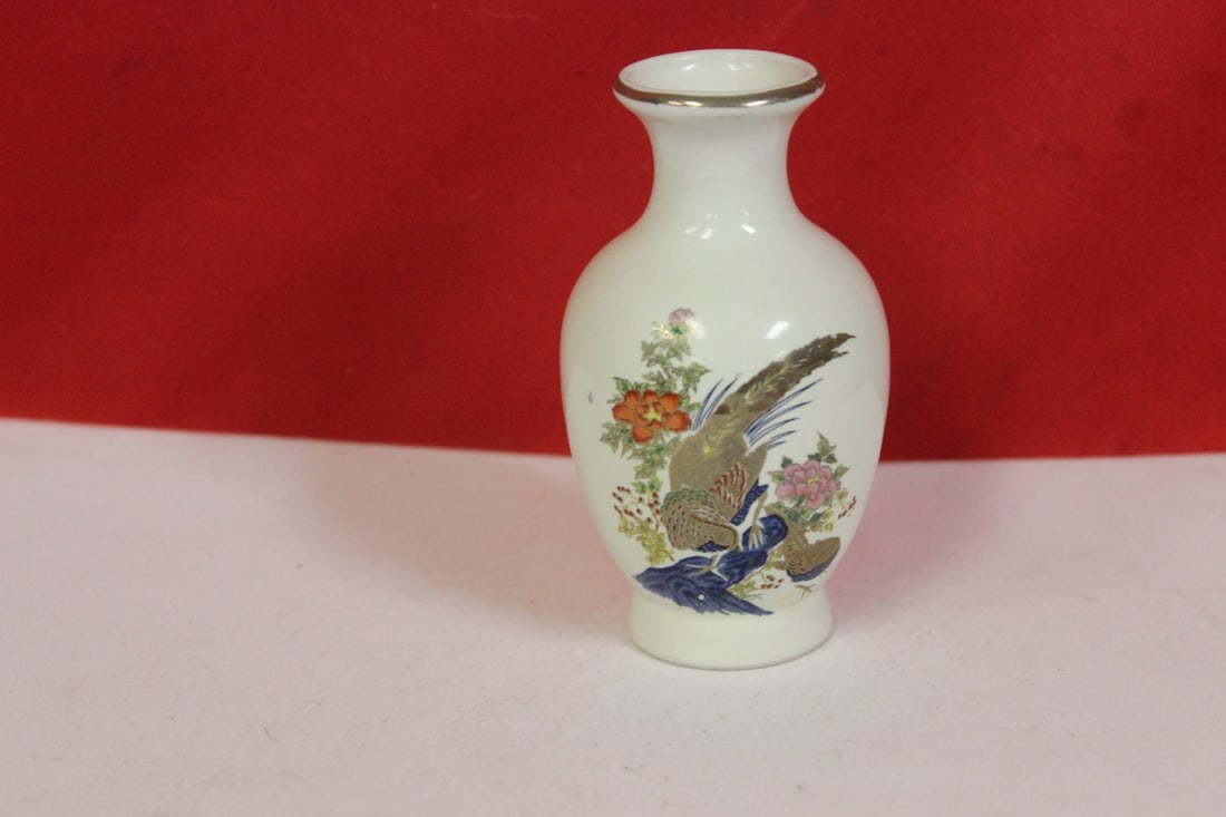 A Vintage Japanese Vase: 3 3/4" tall