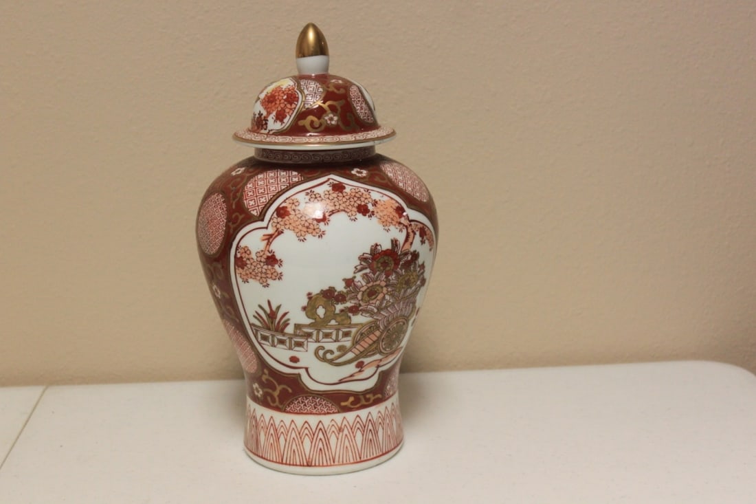 A Gold Imari Cover Jar: 12 1/2" tall