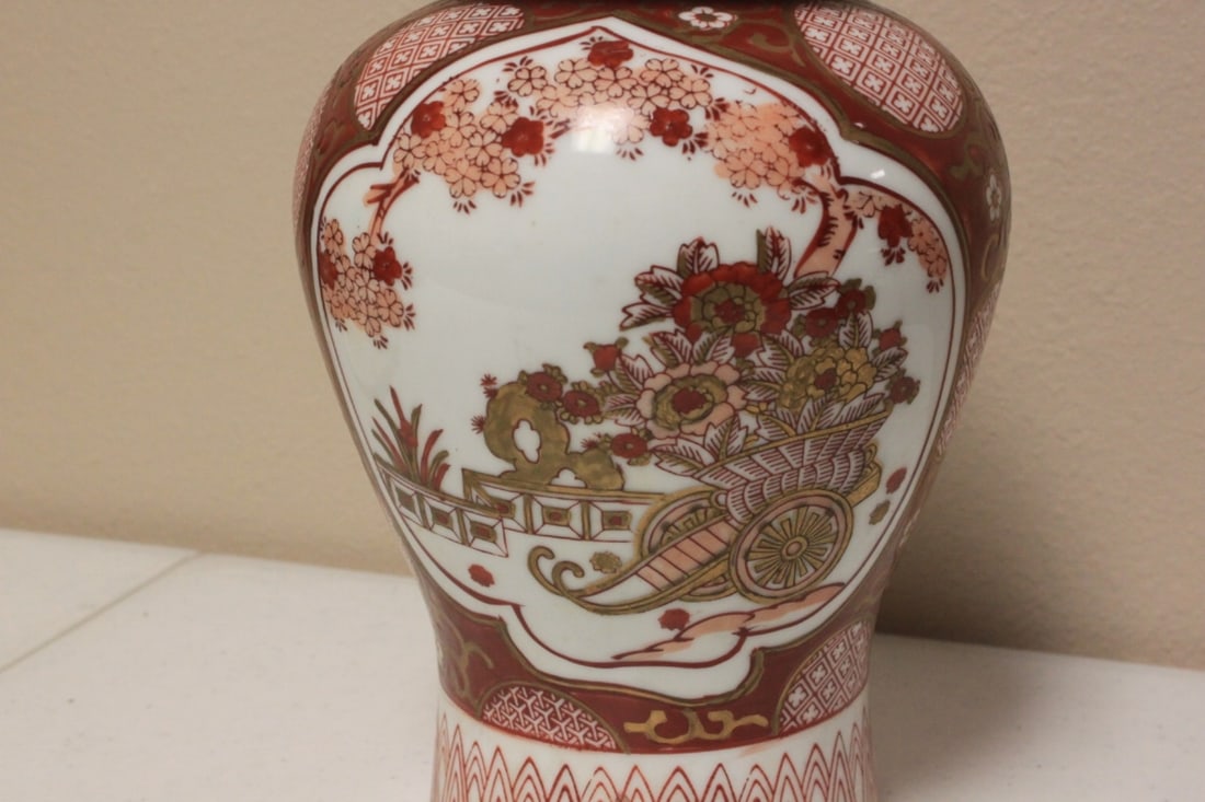 A Gold Imari Cover Jar - 2