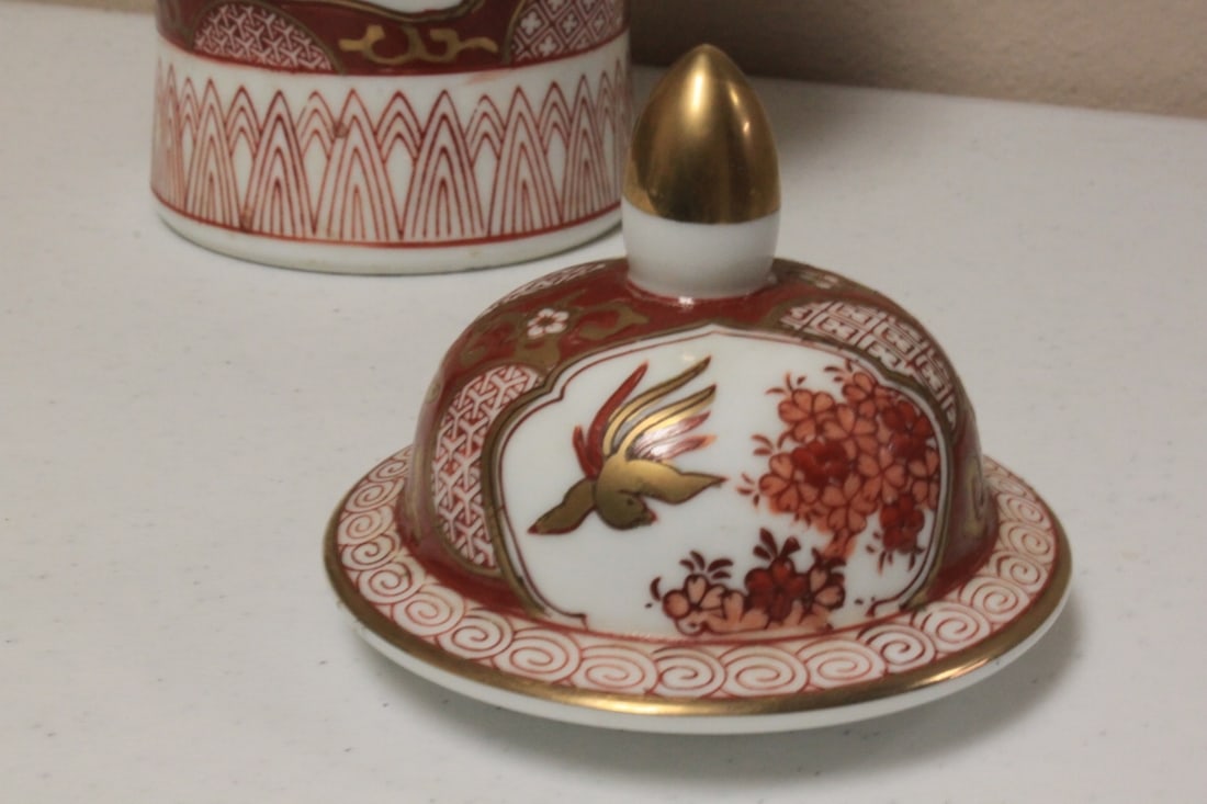 A Gold Imari Cover Jar - 3