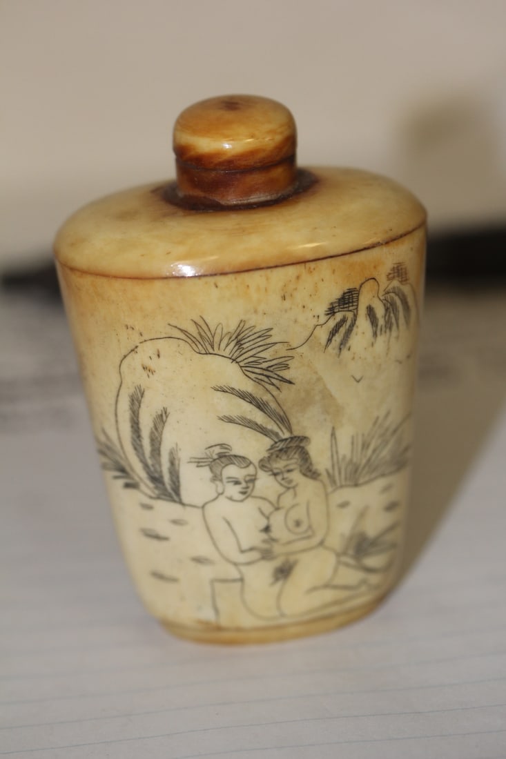 Erotica Bone Snuff Bottle - 2